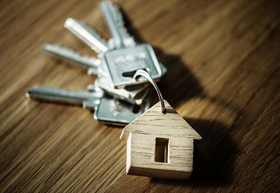 4 keys with a wooden house keychain